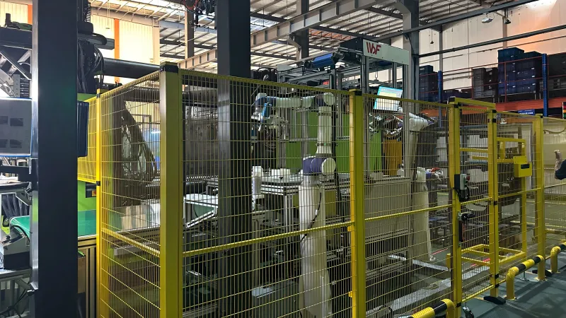 注塑门板自动剪胶口机器人工作站